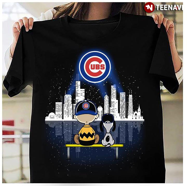 Charlie Brown And Snoopy Dog Watching City Chicago Cubs T-Shirt - TeeNavi