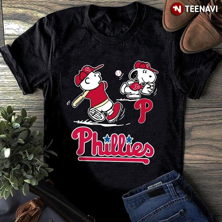 Peanuts Charlie Brown And Snoopy Playing Baseball Philadelphia Phillies T- Shirt - TeeNavi