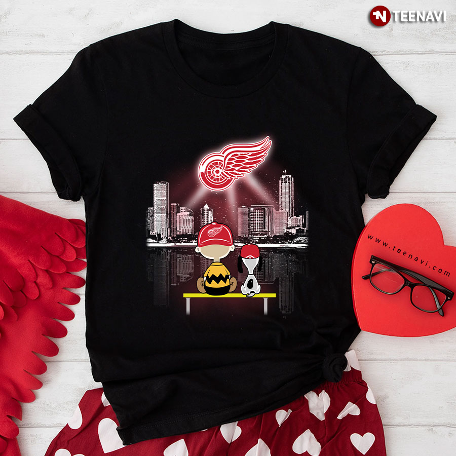 Charlie Brown And Snoopy Watching Detroit City Detroit Red Wings T-Shirt