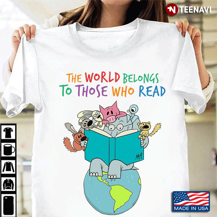 Elephant Piggie And Friends Reading On Earth The World Belongs To Those Who Read shirt