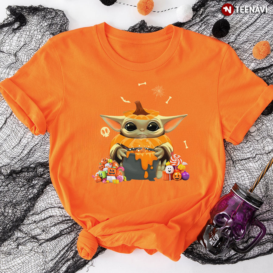 Baby Yoda Hug Pumpkin Candies Halloween T-Shirt