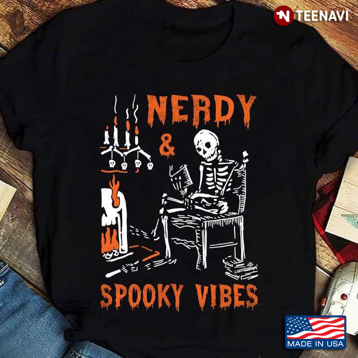 Skeleton Reading Books Nerdy And Spooky Vibes Halloween T-Shirt