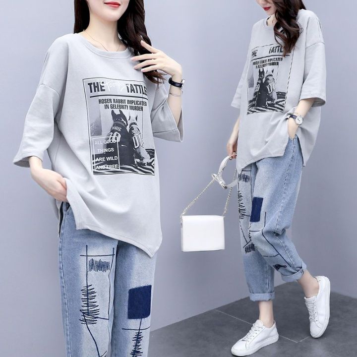 loose t shirt and jeans