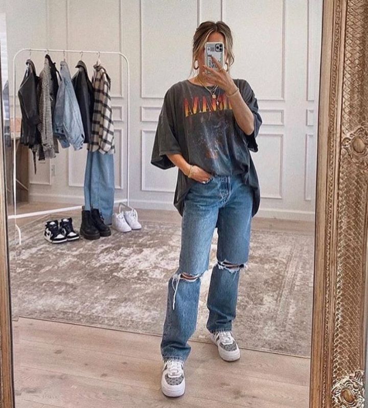 10 Ways To Style An Oversized T Shirt For Men and Women