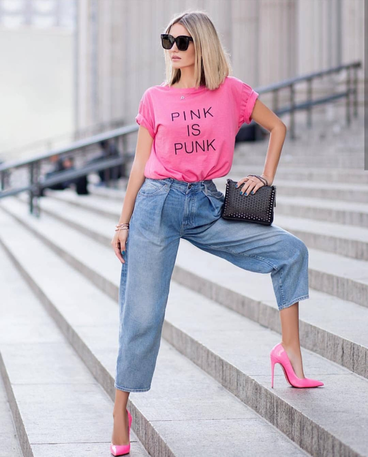pink t shirt with jeans