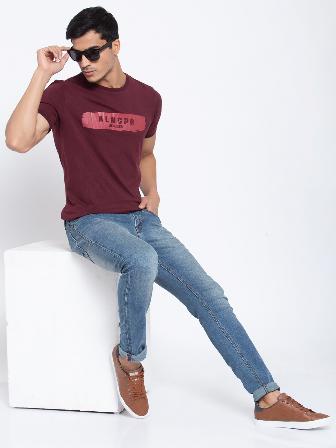 maroon t shirt outfit 20