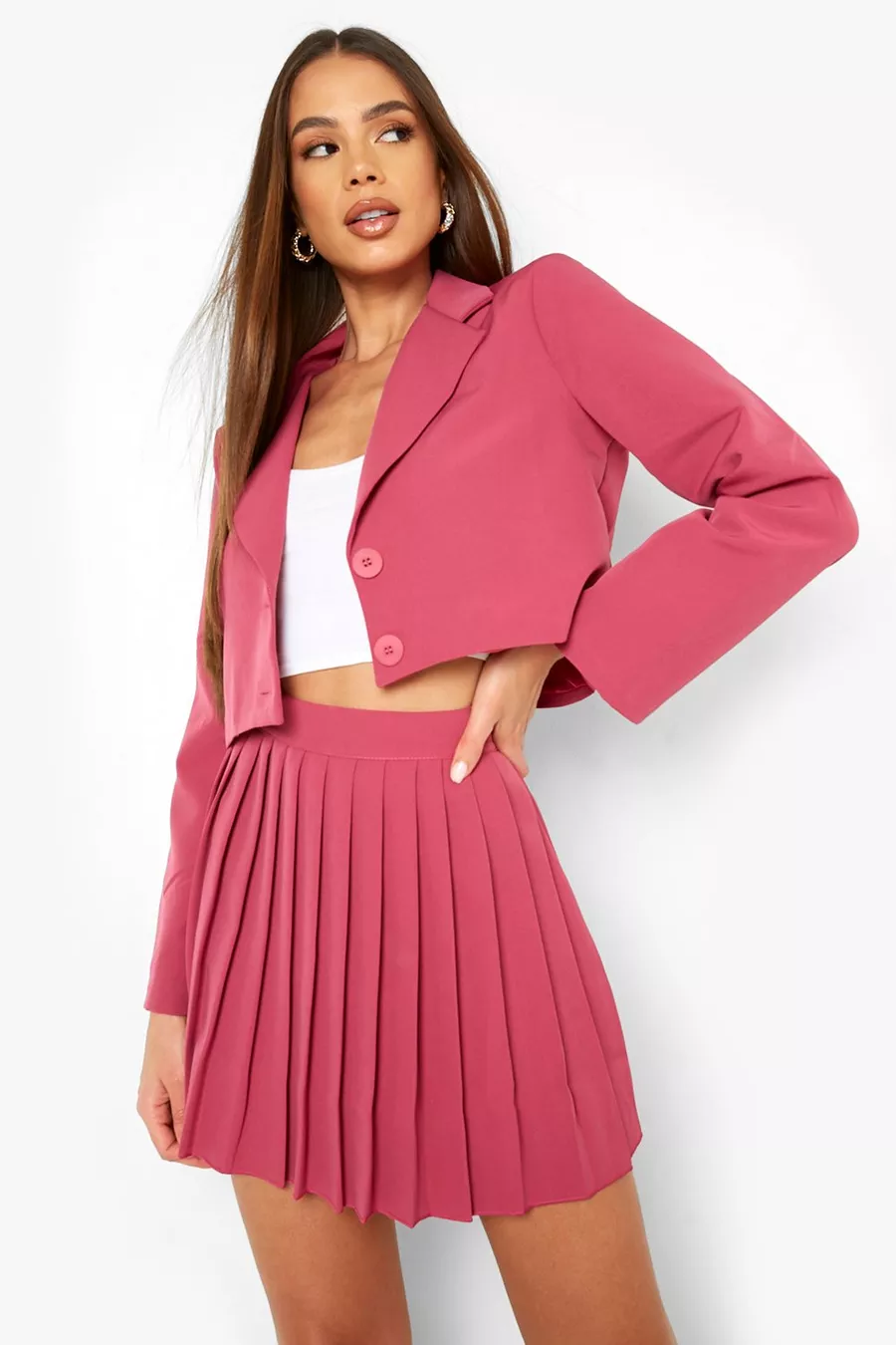 pleated skirt and t shirt outfit