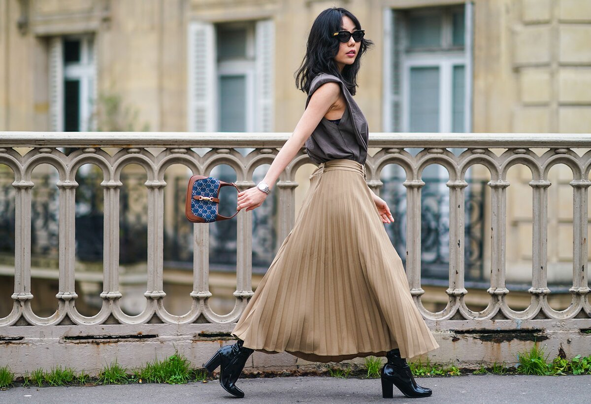 pleated skirt and t shirt outfit