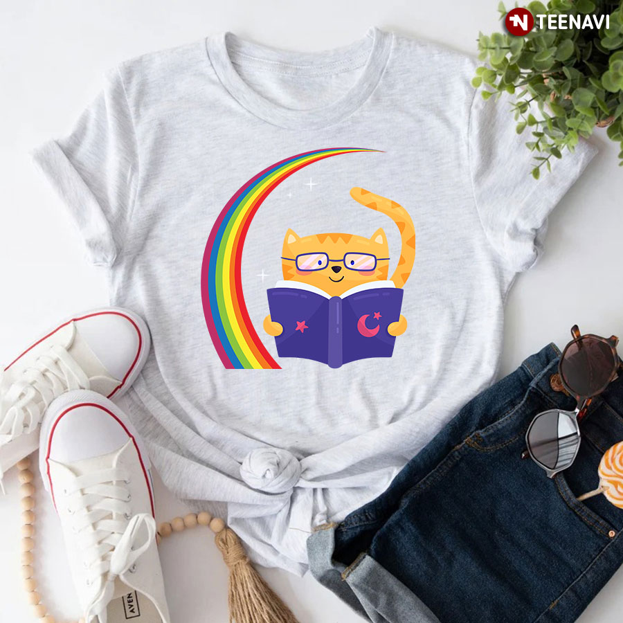 A Cute Cat Is Reading Book T-Shirt