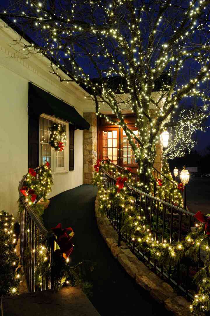 how to decorate a house for Christmas with lights