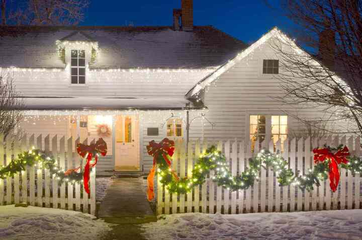 how to decorate your house for Christmas outside