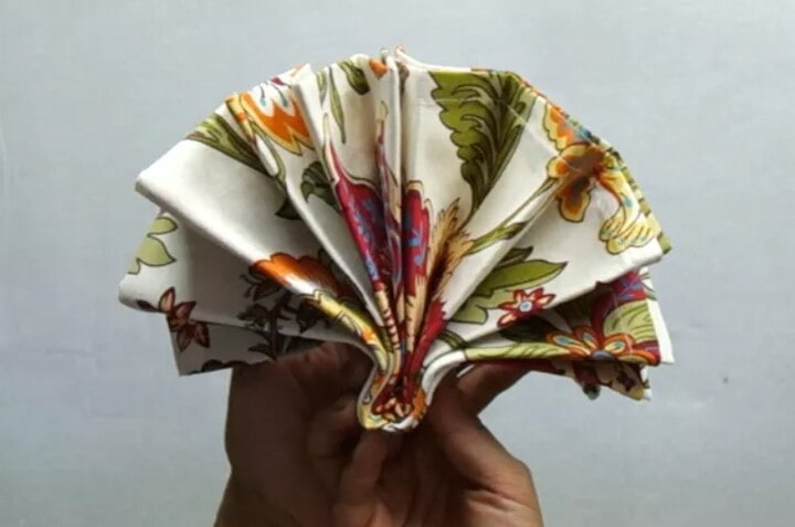 how to fold a cloth napkin like a turkey