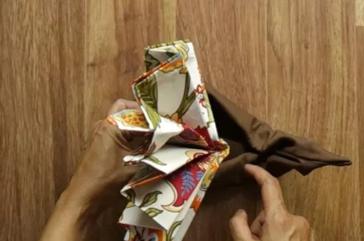 how to fold a cloth napkin like a turkey