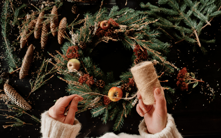 how to make a homemade wreath for Christmas