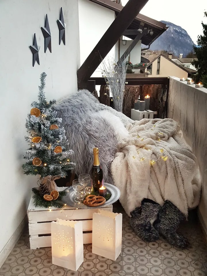 how to decorate a balcony for christmas