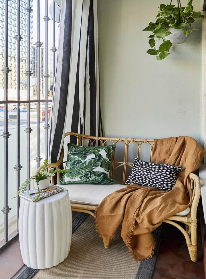 how to decorate a small balcony for christmas