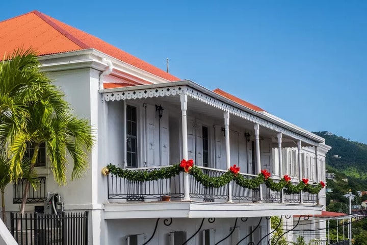 how to decorate a balcony for christmas