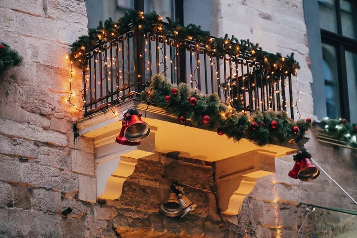how to decorate a balcony with christmas lights