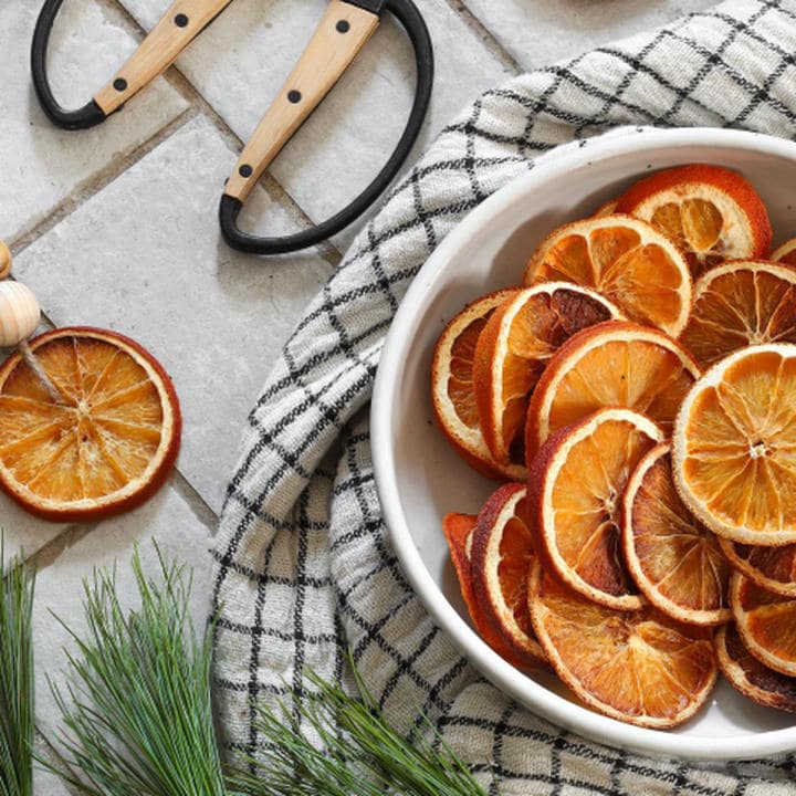 how to make a Christmas garland with dried oranges