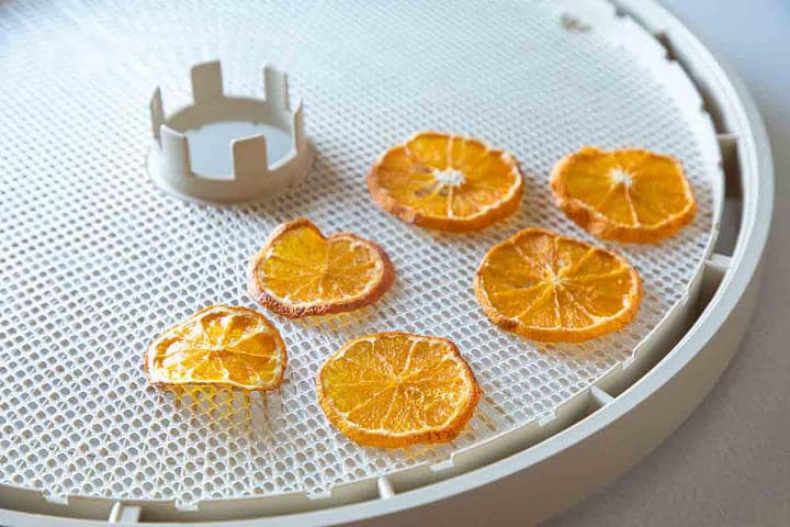 how to make a Christmas garland with dried oranges