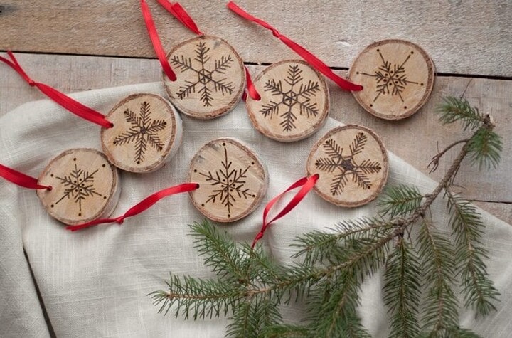 how to make wooden Christmas ornaments