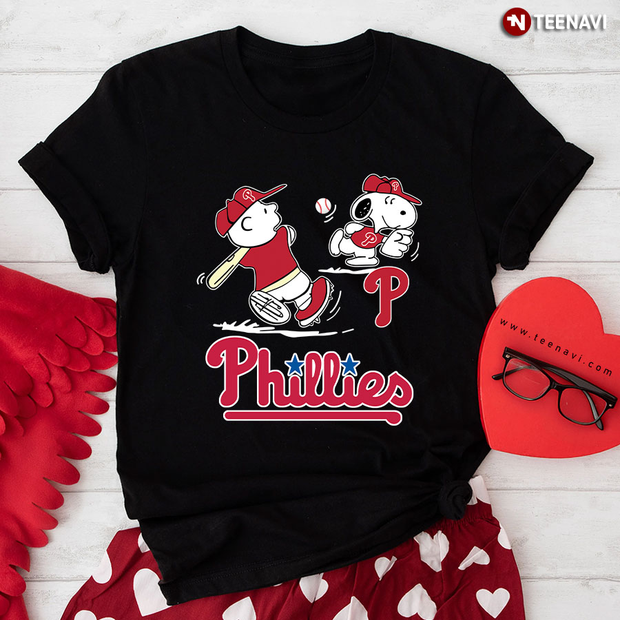 Peanuts Charlie Brown And Snoopy Playing Baseball Philadelphia Phillies T-Shirt