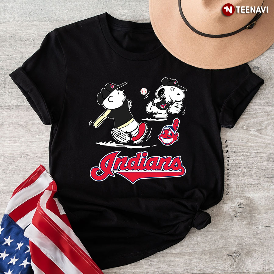 Peanuts Charlie Brown And Snoopy Playing Baseball Cleveland Indians T-Shirt
