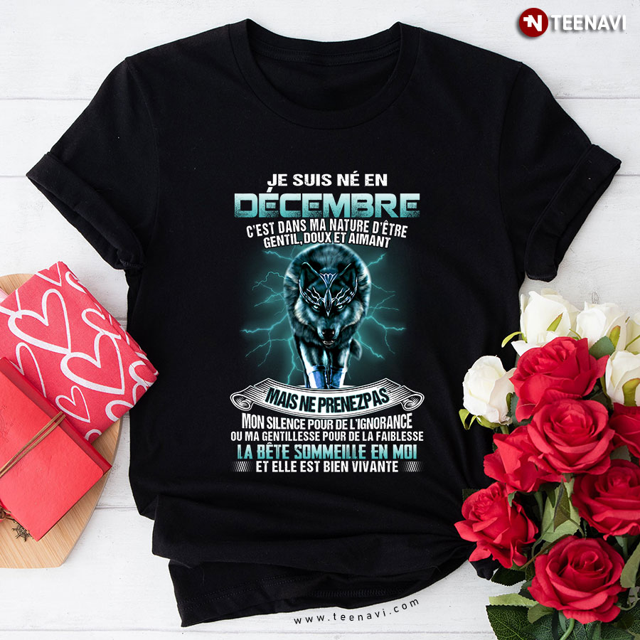 Wolf Je Suis Née En Decembre C'Est Dans Ma Nature D'Etre Gentil Doux Et Aimant T-Shirt